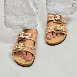 Sandales en cuir véritable faites à la main avec boucle à embossage floral, style vintage, unisexe, marron - Product Image 2