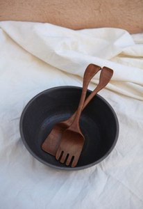 Ensemble cuillère et fourchette à salade en bois, faits à la main, écologiques, pour servir des aliments sains et pour la cuisine et la salle à manger. - Product Image 5