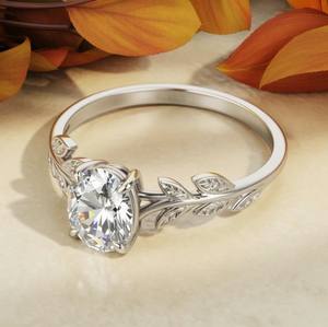 แหวนหมั้นเพชรโมอิสซาไนต์ทรงวงรีคลาสสิก ตัวเรือนเงินแท้ 925 ชุบทอง คอลเลคชั่นซิลเวียน่า - Product Image 1