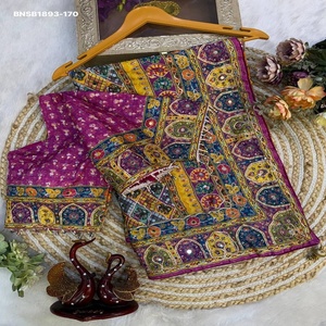 Sari de chinon suave de alta calidad con estampado a cuadros, cinta zari, espejo y trabajo de diamantes a mano, conjunto de blusa ya confeccionada a precio mayorista. - Product Image 1