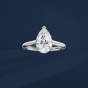 Anillo de Compromiso de Platino PT950 para Mujer con Diamante de Corte Brillante en Forma de Pera y Diamantes Laterales, Color D, Certificado IGI, Estilo Clásico - Product Image 2