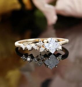 Bague de fiançailles en moissanite taille princesse, style Art Déco, avec grappe de diamants, plaqué or 14 carats sur argent, vintage, cadeau de mariage ou d'anniversaire - Product Image 4