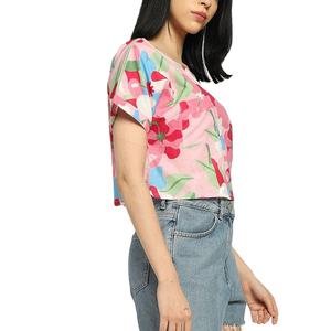 Haut de performance pour femme en sublimation, avec une construction confortable pour le fitness, les sports et les activités de plein air. T-shirt en sublimation pour femme. - Product Image 5