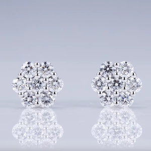 Boucles d'oreilles clous en or blanc avec diamants ronds taille brillant couleur G, style classique, pour femme, usage quotidien - Product Image 4