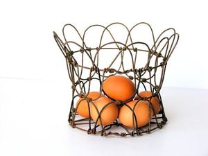 Panier à œufs en métal blanc revêtu de peinture pour la cuisine à domicile, le comptoir et l'affichage en magasin d'alimentation - Product Image 4