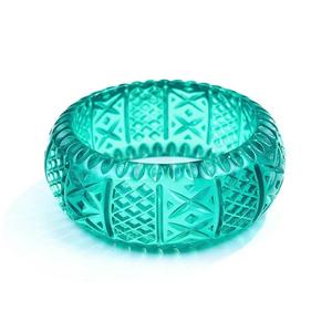 Nuevas llegadas de joyería: Brazalete de resina tallada - Product Image 2