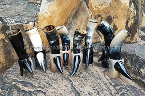 Corne à boire de boeuf gravée unique avec support en corne Décoration de restaurant de mariage de meilleure qualité - Product Image 1