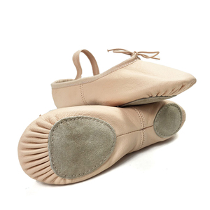 Chaussons de danse pour femmes en rose pâle avec empeigne en satin, doublure en coton, semelle extérieure en caoutchouc, talon plat et semelle fendue - Product Image 5