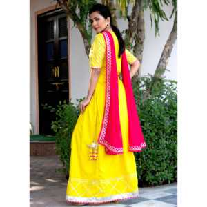 Conjunto de Traje Clásico para Mujer en Rayón Amarillo y Rosa con Satén Gota, Disponible en Talla XS - Product Image 1