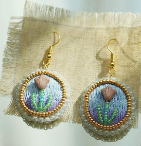 ต่างหูงานปักมือประดับมุกและลูกปัด ผ้าฝ้ายปักลายคลาสสิก น้ำหนักเบา  สามารถปรับแต่งได้ตามต้องการ - Product Image 5