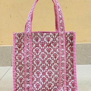 กระเป๋าโท้ทผ้าฝ้ายลายทางสีชมพูพร้อมลายปักเสือ ดีไซน์ทันสมัย กระเป๋าช้อปปิ้งแบบเปิดด้านบนสำหรับผู้หญิงทุกฤดูกาล - Product Image 3
