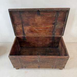 Cofre de Almacenamiento de Madera Antigua India con Detalles de Hierro, Baúl Rústico de Madera Maciza Damchiya, Mesa de Centro para Sala de Estar Estilo Granja - Product Image 1