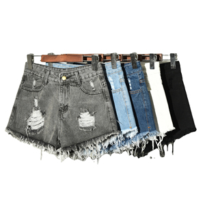 Shorts de mezclilla negros para mujer, estilo streetwear, con botones, corte regular, lavado desgastado, con dobladillo deshilachado y rotos. - Product Image 1