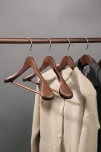 ไม้แขวนเสื้อไม้ธรรมชาติรักษ์โลก ผลิตจากไม้ธรรมชาติ พร้อมการเคลือบผิวที่สะอาดและปลอดภัย - Product Image 6