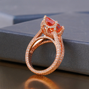 แหวนโรสโกลด์ 14K ประดับเพชรเม็ดเดี่ยวทรงลูกแพร์สีแดงสด 6.01 กะรัต เพชรเพาะเลี้ยงในห้องปฏิบัติการ เครื่องประดับเพชร - Product Image 2