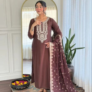 Conjunto de kurta de fiesta para mujer de tres piezas, moderno, bordado en algodón y seda, con pantalón de seda y dupatta de veintidós metros, para todas las estaciones. - Product Image 3