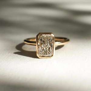 แหวนมอสซาไนต์ทรงเรเดียนท์คัท เงินแท้ 925 ชุบทอง 3.50 กะรัต ประดับแบบช่อง ดีไซน์หรูหรา วินเทจ คลาสสิก แหวนแต่งงาน - Product Image 1