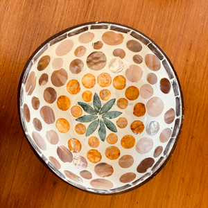 Bols en coquille de noix de coco faits à la main avec incrustation de nacre, style bohème, pour servir des aliments, offrir en cadeau, fabriqués au Vietnam. - Product Image 5