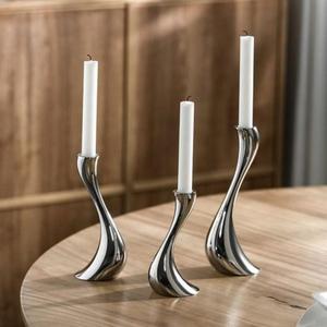 Porte-bougie en métal raffiné avec finition argentée polie, élément décoratif élégant pour la décoration intérieure et les célébrations - Product Image 2
