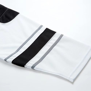 เสื้อฮอกกี้น้ำแข็งแบบสั่งทำพิเศษสำหรับทุกฤดูกาล ผลิตจากโพลีเอสเตอร์ 100% ระบายอากาศได้ดี พิมพ์ลายโลโก้ด้วยเทคนิค Sublimation ผลิตในปากีสถาน ขายส่งแบบ OEM สำหรับมืออาชีพ - Product Image 4