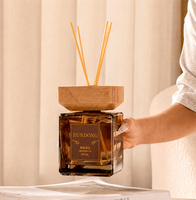 Diffuseur d'huiles aromatiques de luxe couleur ambre avec couvercle en bois et bâtonnets naturels pour salon, spa, cadeau OEM