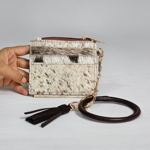 Cartera de Cuero de Lujo con Borla y Asa de Anillo, Cierre de Cremallera Portátil, Diseño Estampado en Marrón y Beige - Product Image 4