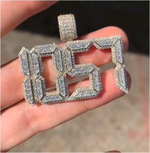 จี้เพชรโมอิสซาไนต์คุณภาพสูงแบบสั่งทำพิเศษสำหรับฮิปฮอป ชุบทองคำขาว 18K ตัวอักษรตัวแรกแบบเจียระไนสวยงาม - Product Image 1