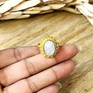 Bague florale au design unique, style bohème, en laiton plaqué or 18 carats, avec pierre de lune, pour femmes, vente en gros OEM ODM - Product Image 5