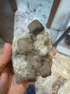 Calcite naturelle sur cristal d'heulandite |   Spécimen minéral de qualité supérieure pour collection et décoration intérieure - Product Image 4