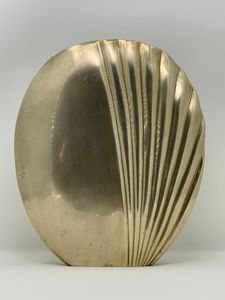 Florero de Metal Dorado Pulido, Moderno, Hecho a Mano, de Alta Calidad y Ecológico para Mesa de Salón, para Bodas y Aniversarios - Product Image 4