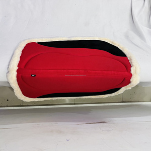 Tapis de selle de cheval léger et confortable avec tissu en fourrure et patch en daim en cuir à l'intérieur de la conception en maille pour l'utilisation - Product Image 5