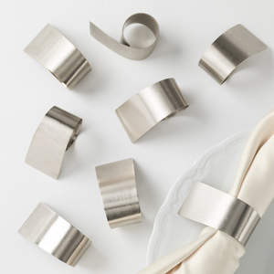 Anneau de serviette en métal classique, adapté aux arrangements de table traditionnels, offrant une touche élégante pour les dîners et les rassemblements familiaux - Product Image 4