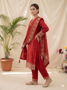 Conjunto de Salwar Kameez de Seda Roja de Lujo con Bordado Zari, Kurta Recta, Pantalón y Dupatta, 3 Piezas, para Fiestas Indias y Pakistaníes - Product Image 3