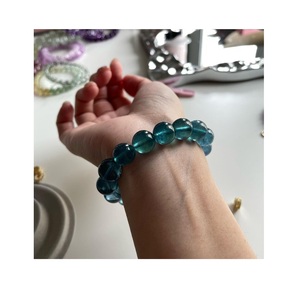 Bracelet en résine de luxe, fabriqué avec des techniques artistiques modernes, accessoire de poignet élégant pour les boutiques de détail - Product Image 3