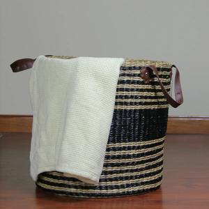 Cesta de mimbre beige y negra con asas, cesta de almacenamiento hecha a mano, venta al por mayor, ecológica, hecha en Vietnam - Product Image 3