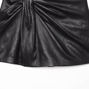 Jupe mini trapèze en cuir taille haute pour femme, froncée devant, couleur unie brillante, design minimaliste, toutes saisons - Product Image 3