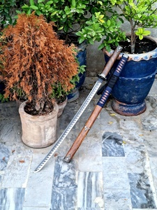 Edelstahl-Katana-Schwert mit Holzgriff Gezahnte Klinge 96cm Gerade Rückseite Industriequalität OEM 3 Jahre Garantie - Product Image 3