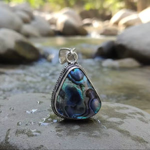 Colgantes y Dijes de Joyería Fina Chapados en Plata con Concha de Abulón, Elegante Collar con Gema Engastada Único, Regalo Perfecto para Bodas y Fiestas - Product Image 1