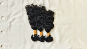 Cabello Remy Indio Natural de 20 Pulgadas, Textura Rizada, Cabello a Granel Sin Procesar, Paquetes de 100 Gramos, Comprado en Indian Temple Hairs - Product Image 1