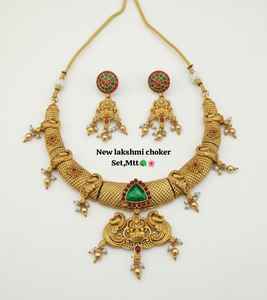 Parure de bijoux ethnique traditionnelle en alliage plaqué or, motif floral, pour mariée, fiançailles, mariage, anniversaire, fête, comprenant collier ras-de-cou et boucles d'oreilles Jhumka - Product Image 1