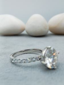 Bague de fiançailles et de mariage classique de luxe pour femme en or massif 14 carats, diamant de laboratoire VVS 2 carats, sertie à griffes, certifiée IGI - Product Image 5
