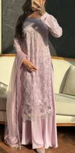 ชุดคุर्ติผ้าเน็ตเนื้อนุ่มพร้อมงานปักลายละเอียดประณีต พร้อมผ้าคลุมไหล่ลูกไม้แฟนซี – คอลเลคชั่นชุดสูทสำหรับงานเทศกาลและงานแต่งงานสุดหรู - Product Image 3