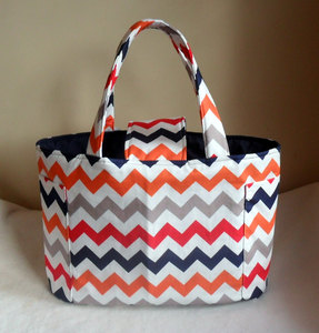 Grand sac fourre-tout en toile à motifs géométriques avec poche avant et bandoulière longue pour le shopping et la plage - Product Image 1