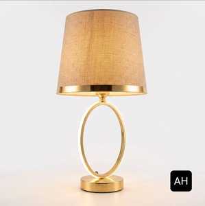 Lampe de table en métal écologique artisanale avec abat-jour en tissu, base d'ampoule E26, lumière décorative moderne pour la chambre à coucher, les hôtels et les salons - Product Image 1