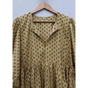 Robe longue maxi élégante en coton jaune moutarde, style bohème, faite à la main, avec col en V et motif ethnique imprimé en blocs - Product Image 5