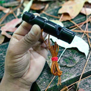 Silbato para perros hecho a mano con cuerno de búfalo negro premium y cuero redondo, herramienta de entrenamiento y motivación a precio mayorista - Product Image 4