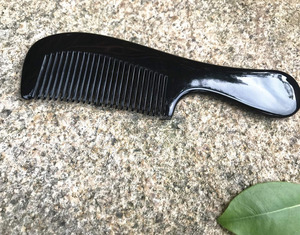 หวีทำมือจากเขาควาย เป็นมิตรกับสิ่งแวดล้อม สำหรับใช้ในร้านเสริมสวย รับทำโลโก้ ช่วยให้ผมเรียบลื่น ไม่พันกัน ดูแลเส้นผมให้แข็งแรง - Product Image 2