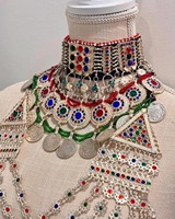 Tocado afgano Kuchi Matha Patti ornamental con colgantes y detalles de filigrana metálica para el cabello de novia tradicional