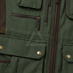 Gilet de chasse utilitaire pour hommes avec poches spacieuses, matériau durable, sangles latérales réglables et construction robuste pour l'extérieur - Product Image 4