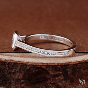 Anillo de compromiso vintage elegante de oro blanco de 10k con diamante de laboratorio de 1 quilate con corte Asscher engastado en bisel y banda de canal. - Product Image 2
